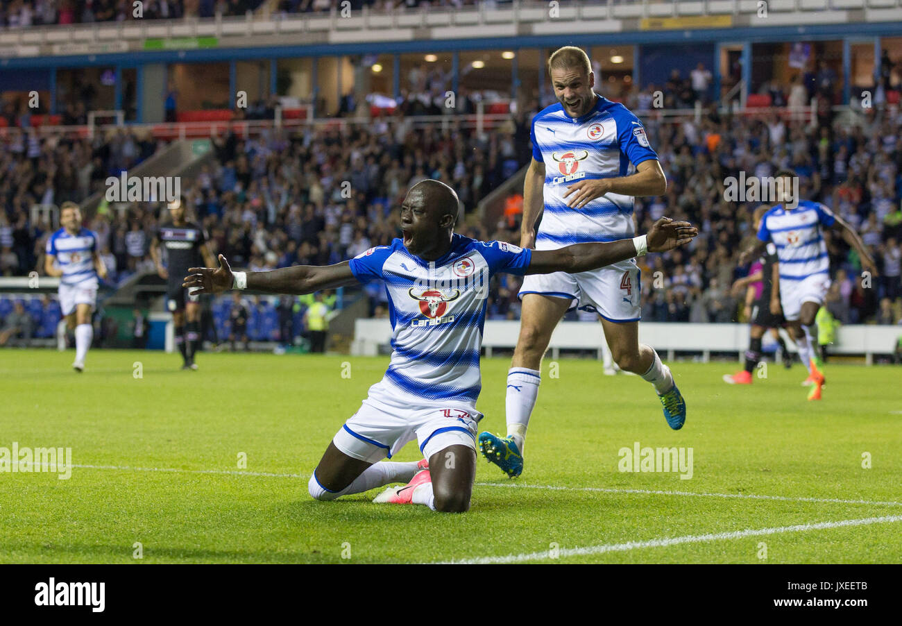 Reading, Großbritannien. 15 Aug, 2017. Modou Barrow Lesen feiert sein Ziel mit Joey van den Berg der Lesung während der Sky Bet Championship Match zwischen Lesen und Aston Villa im Madejski Stadium, Reading, England am 15. August 2017 zählen. Foto von Andy Rowland/PRiME Media Bilder. ** Redaktion VERWENDEN SIE NUR FA Premier League und der Football League unterliegen DataCo Lizenz. Credit: Andrew Rowland/Alamy leben Nachrichten Stockfoto