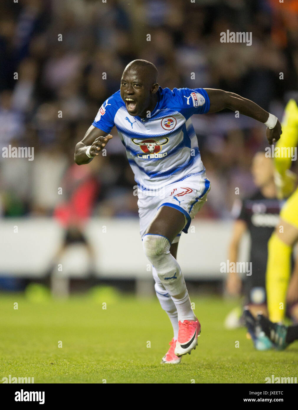 Reading, Großbritannien. 15 Aug, 2017. Modou Barrow Lesen feiert Scoring sein Ziel 2 0 Während der Sky Bet Championship Match zwischen Lesen und Aston Villa im Madejski Stadium, Reading, England am 15. August 2017. Foto von Andy Rowland/PRiME Media Bilder. ** Redaktion VERWENDEN SIE NUR FA Premier League und der Football League unterliegen DataCo Lizenz. Credit: Andrew Rowland/Alamy leben Nachrichten Stockfoto