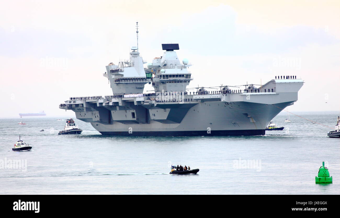HMS Queen Elizabeth kommt in Portsmouth Harbour zum ersten Mal. Stockfoto