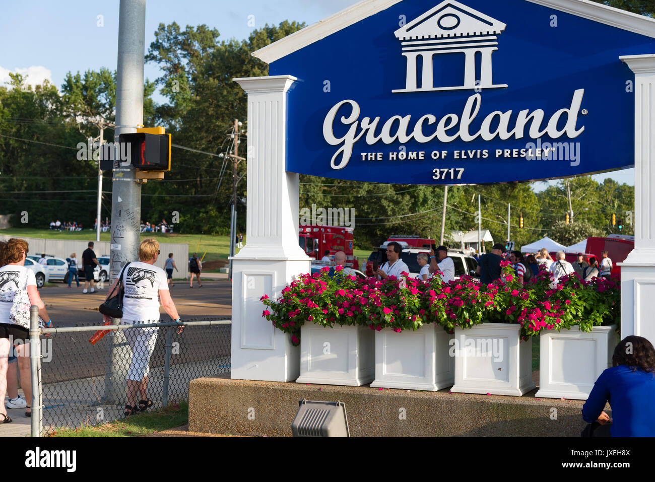 Memphis, Tennessee, USA, 15. August 2017. Elvis Woche. Mahnwache. Leute zahlen Hommage an Elvis Presley in seinem Haus in Memphis, Graceland. Die Mahnwache ist in der 40. Jahr. Elvis starb, 16. August 1977. Credit: Gary Culley/Alamy leben Nachrichten Stockfoto