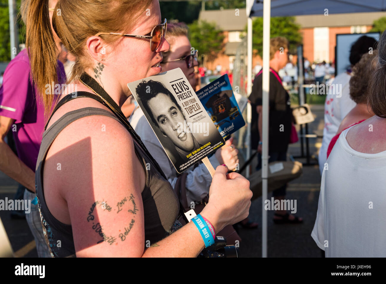 Memphis, Tennessee, USA, 15. August 2017. Elvis Woche. Mahnwache. Leute zahlen Hommage an Elvis Presley in seinem Haus in Memphis, Graceland. Die Mahnwache ist in der 40. Jahr. Elvis starb, 16. August 1977. Credit: Gary Culley/Alamy leben Nachrichten Stockfoto