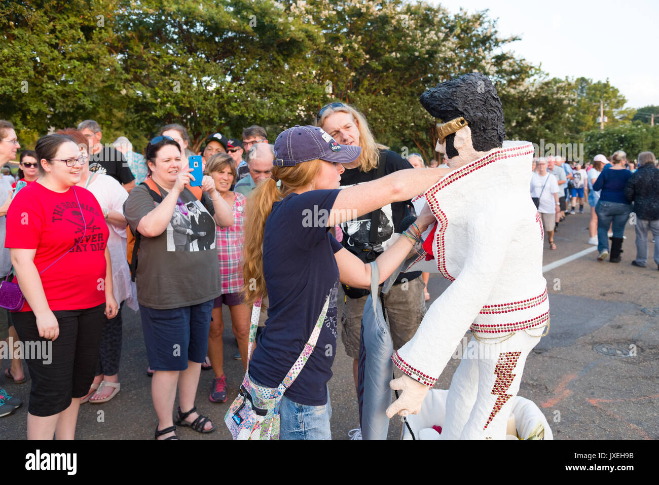 Memphis, Tennessee, USA, 15. August 2017. Elvis Woche. Mahnwache. Leute zahlen Hommage an Elvis Presley in seinem Haus in Memphis, Graceland. Die Mahnwache ist in der 40. Jahr. Elvis starb, 16. August 1977. Credit: Gary Culley/Alamy leben Nachrichten Stockfoto