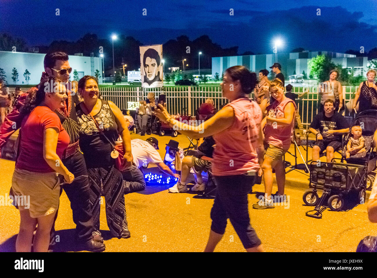 Memphis, Tennessee, USA, 15. August 2017. Elvis Woche. Mahnwache. Leute zahlen Hommage an Elvis Presley in seinem Haus in Memphis, Graceland. Die Mahnwache ist in der 40. Jahr. Elvis starb, 16. August 1977. Credit: Gary Culley/Alamy leben Nachrichten Stockfoto