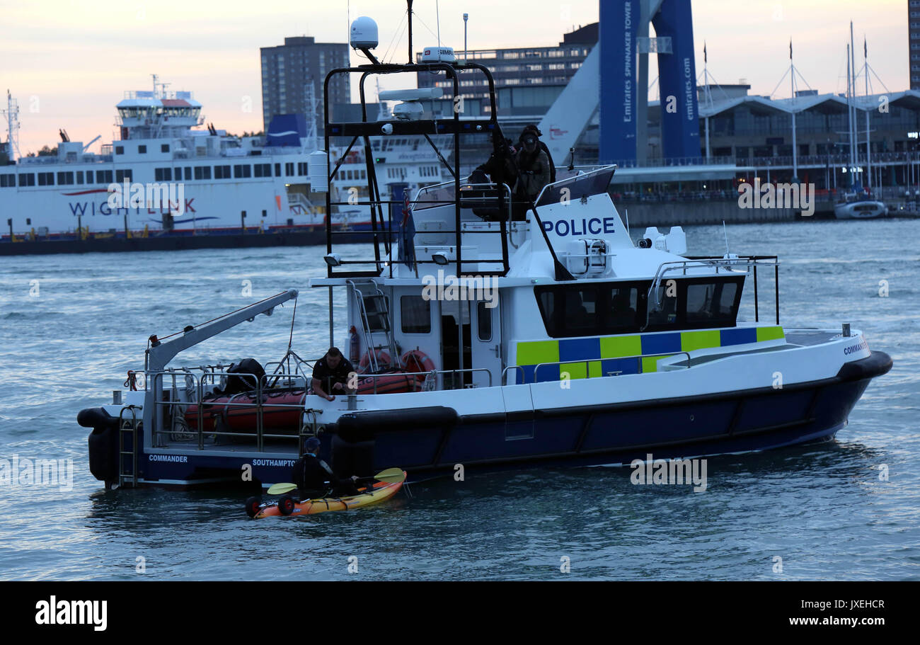 Portsmouth, Großbritannien. 16 Aug, 2017. HMS Queen Elizabeth Ankunft an Ihrem Haus Dock in Portsmouth mit Zuschauer fangen einen Eindruck von 3 Milliarden Pfund Flaggschiff Flugzeugträger der Royal Navy entlang in Portsmouth Harbour passiert. Viele Menschen nahmen es Spots aus den frühen Stunden des Morgens, ein Teil der Geschichte werden. Die Eintragung des Schiffes wurde von einem Flypast der Fleet Air Arm Merlin und Wildcat Hubschrauber begleitet, plus Hawk Jets von 736 NAS von culdrose. Credit: uknip/Alamy leben Nachrichten Stockfoto