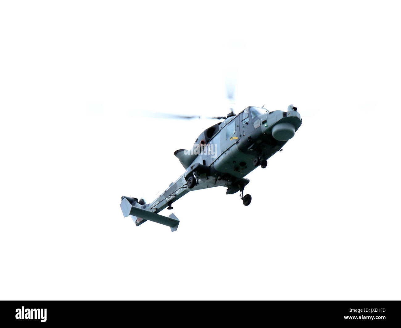 Portsmouth, Großbritannien. 16 Aug, 2017. HMS Queen Elizabeth Ankunft an Ihrem Haus Dock in Portsmouth mit Zuschauer fangen einen Eindruck von 3 Milliarden Pfund Flaggschiff Flugzeugträger der Royal Navy entlang in Portsmouth Harbour passiert. Viele Menschen nahmen es Spots aus den frühen Stunden des Morgens, ein Teil der Geschichte werden. Die Eintragung des Schiffes wurde von einem Flypast der Fleet Air Arm Merlin und Wildcat Hubschrauber begleitet, plus Hawk Jets von 736 NAS von culdrose. Credit: uknip/Alamy leben Nachrichten Stockfoto