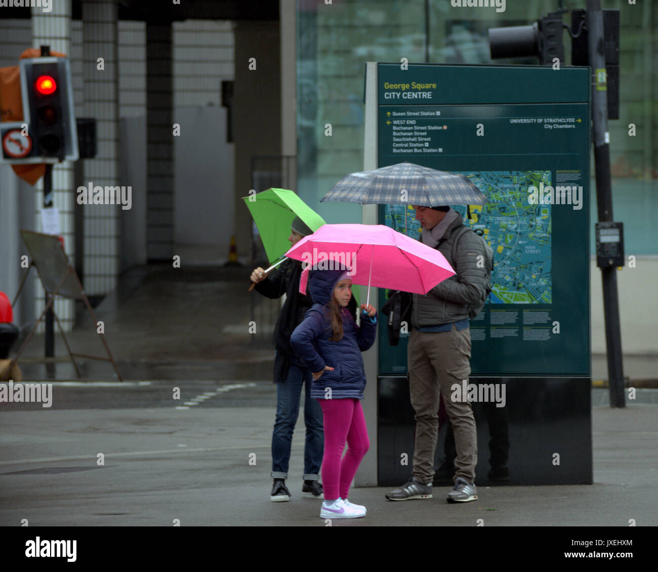 Glasgow, Schottland, Großbritannien. 16 Aug, 2017. UK Wetter. Regen in Glasgows George Square als Touristen entdecken Sie die Tatsache, dass es die regenreichste Stadt in Großbritannien. Gerard Fähre / alamy Nachrichten Stockfoto