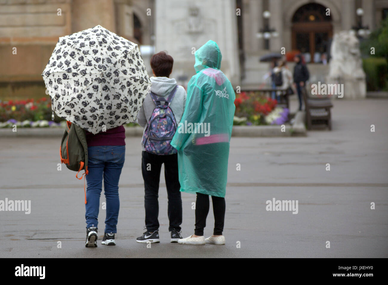 Glasgow, Schottland, Großbritannien. 16 Aug, 2017. UK Wetter. Regen in Glasgows George Square als Touristen entdecken Sie die Tatsache, dass es die regenreichste Stadt in Großbritannien. Gerard Fähre / alamy Nachrichten Stockfoto