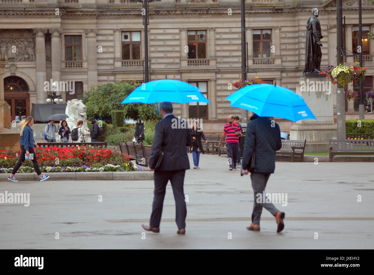 Glasgow, Schottland, Großbritannien. 16 Aug, 2017. UK Wetter. Regen in Glasgows George Square als Touristen entdecken Sie die Tatsache, dass es die regenreichste Stadt in Großbritannien. Gerard Fähre / alamy Nachrichten Stockfoto