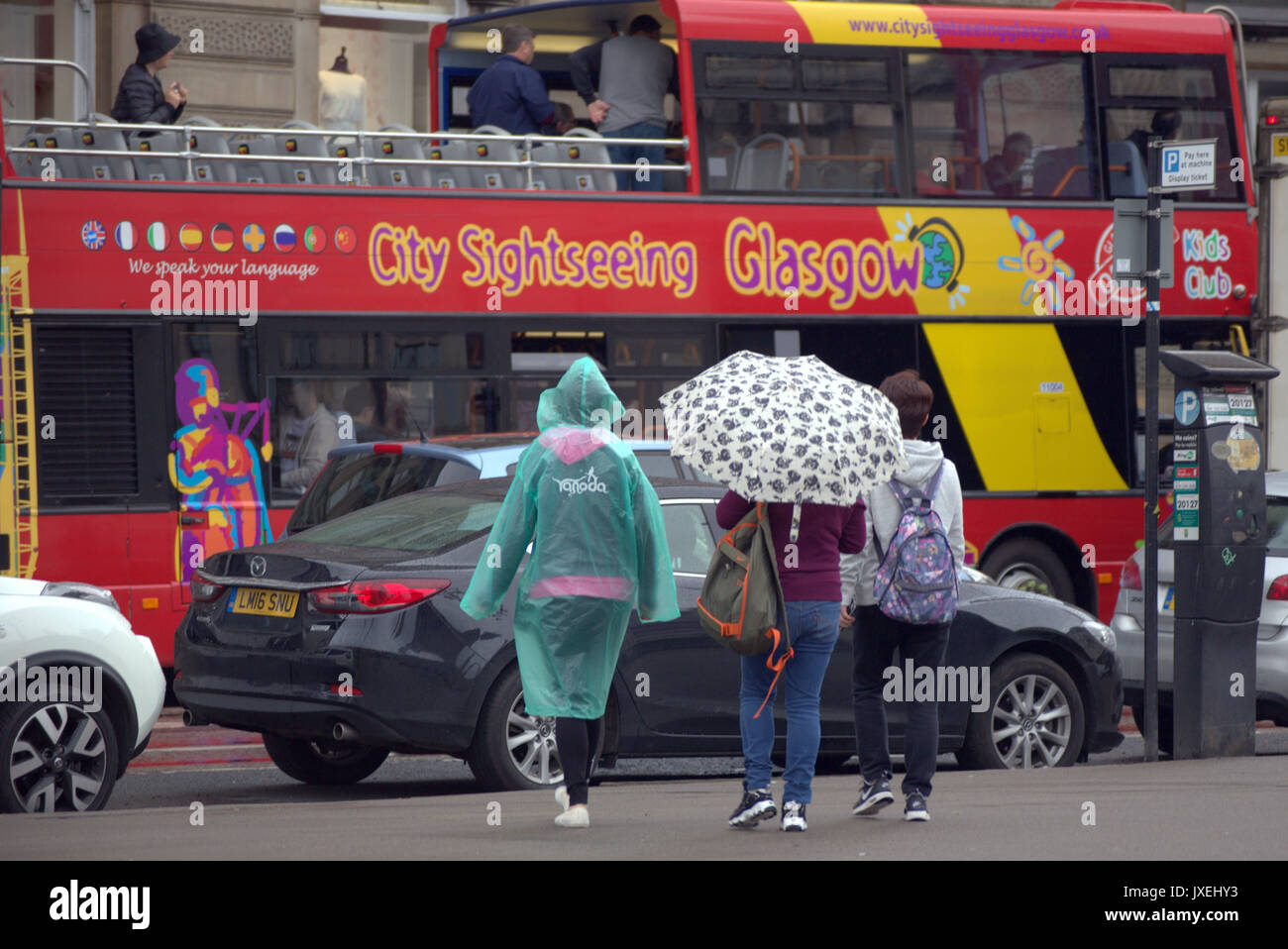 Glasgow, Schottland, Großbritannien. 16 Aug, 2017. UK Wetter. Regen in Glasgows George Square als Touristen entdecken Sie die Tatsache, dass es die regenreichste Stadt in Großbritannien. Gerard Fähre / alamy Nachrichten Stockfoto