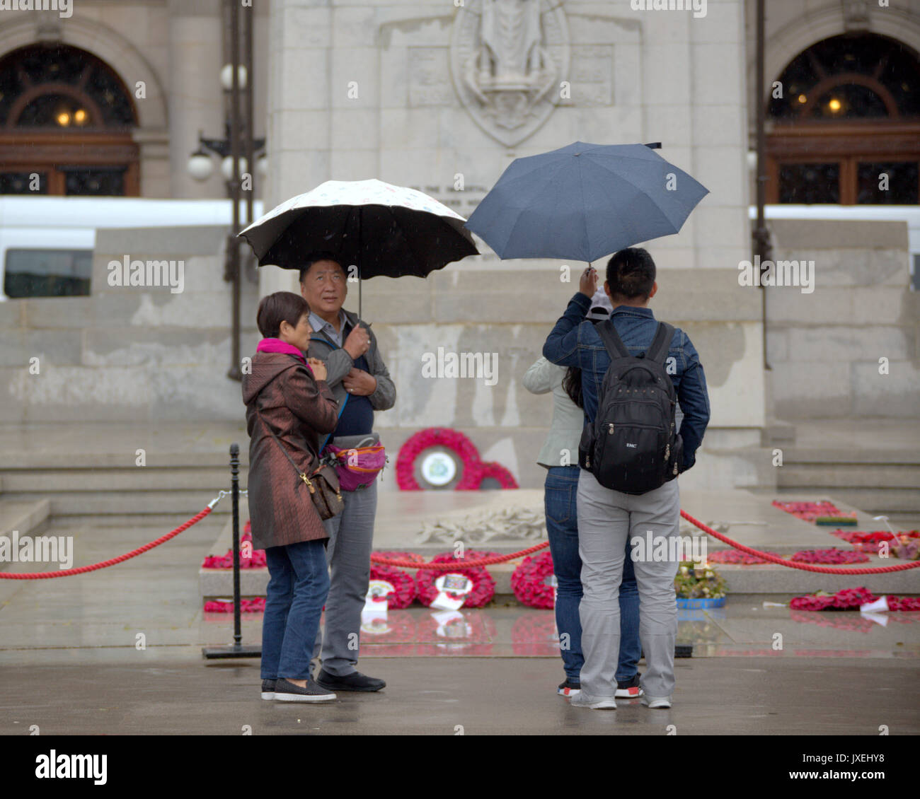 Glasgow, Schottland, Großbritannien. 16 Aug, 2017. UK Wetter. Regen in Glasgows George Square als Touristen entdecken Sie die Tatsache, dass es die regenreichste Stadt in Großbritannien. Gerard Fähre / alamy Nachrichten Stockfoto