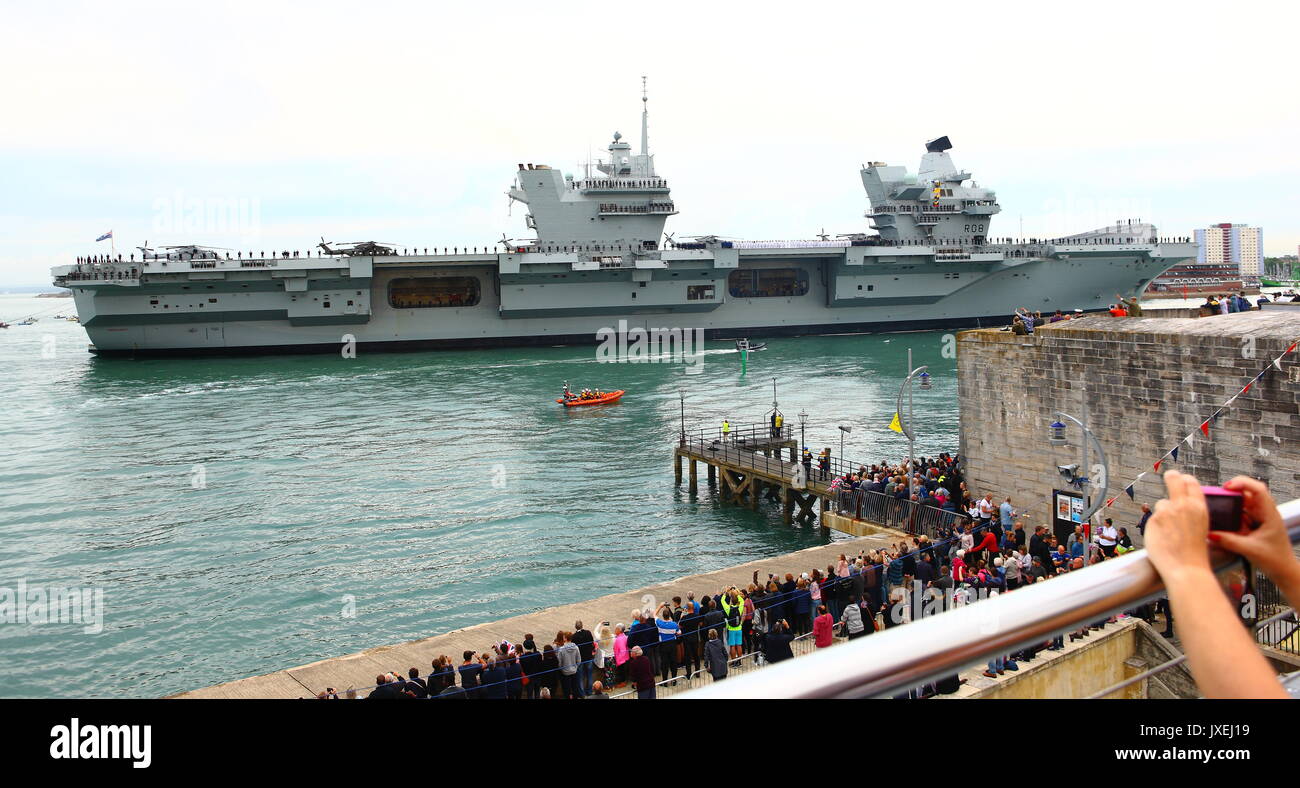 Portsmouth, Großbritannien. 16 Aug, 2017. HMS Queen Elizabeth, Portsmouth's Hot Mauern zum ersten Mal im August 2017. Credit: FSM Fotografie/Alamy leben Nachrichten Stockfoto