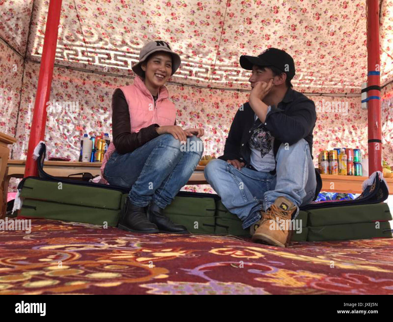 (170816) - XIAHE, Aug 16, 2017 (Xinhua) - Deqen Yuzhen (L) spricht mit ihrem Freund während des 11 Gesar horse racing Festival in Maqu County, Gannan Tibetisch autonome Präfektur im Nordwesten der chinesischen Provinz Gansu, 15 August, 2017. Deqen Yuzhen, Sept. 14, 1998 geboren, ist die Tochter von ein Hirt Familie in Maqu County, Gannan Tibetisch autonome Präfektur der Provinz Gansu im Nordwesten Chinas. Leider verlor sie ihre Sehkraft aufgrund einer schweren Krankheit, als sie ein Baby war. Sie war in der Schule für blinde Kinder im Südwesten Chinas Tibet autonomen Region im Alter von neun und Trans gesendet Stockfoto