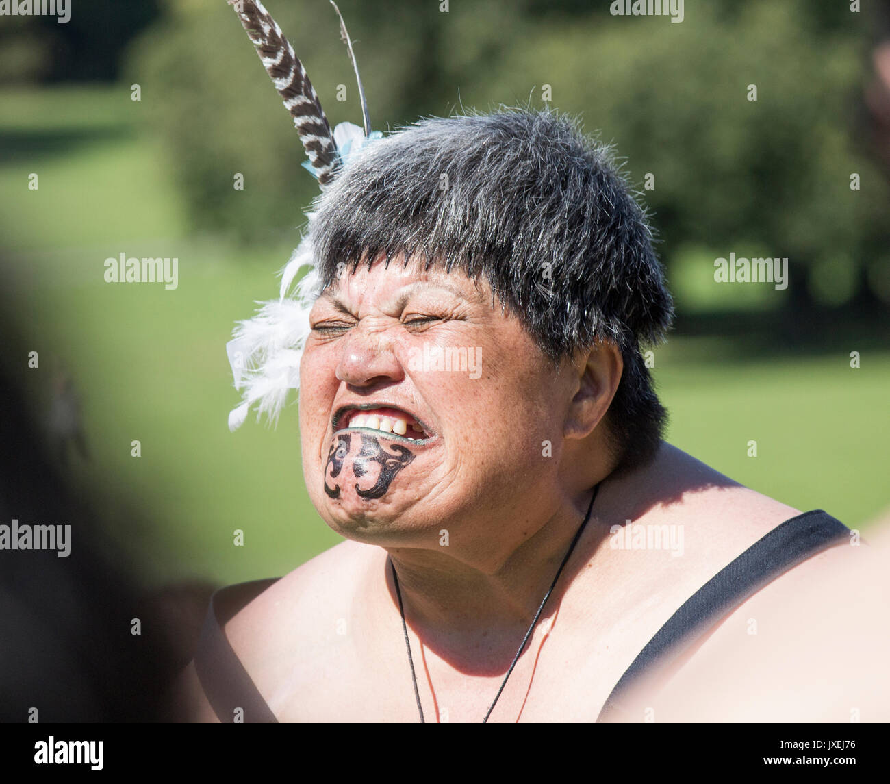 Maori Tänzer aus Neuseeland Durchführung der Haka in Billingham internationale Folklore Festival. Großbritannien Stockfoto