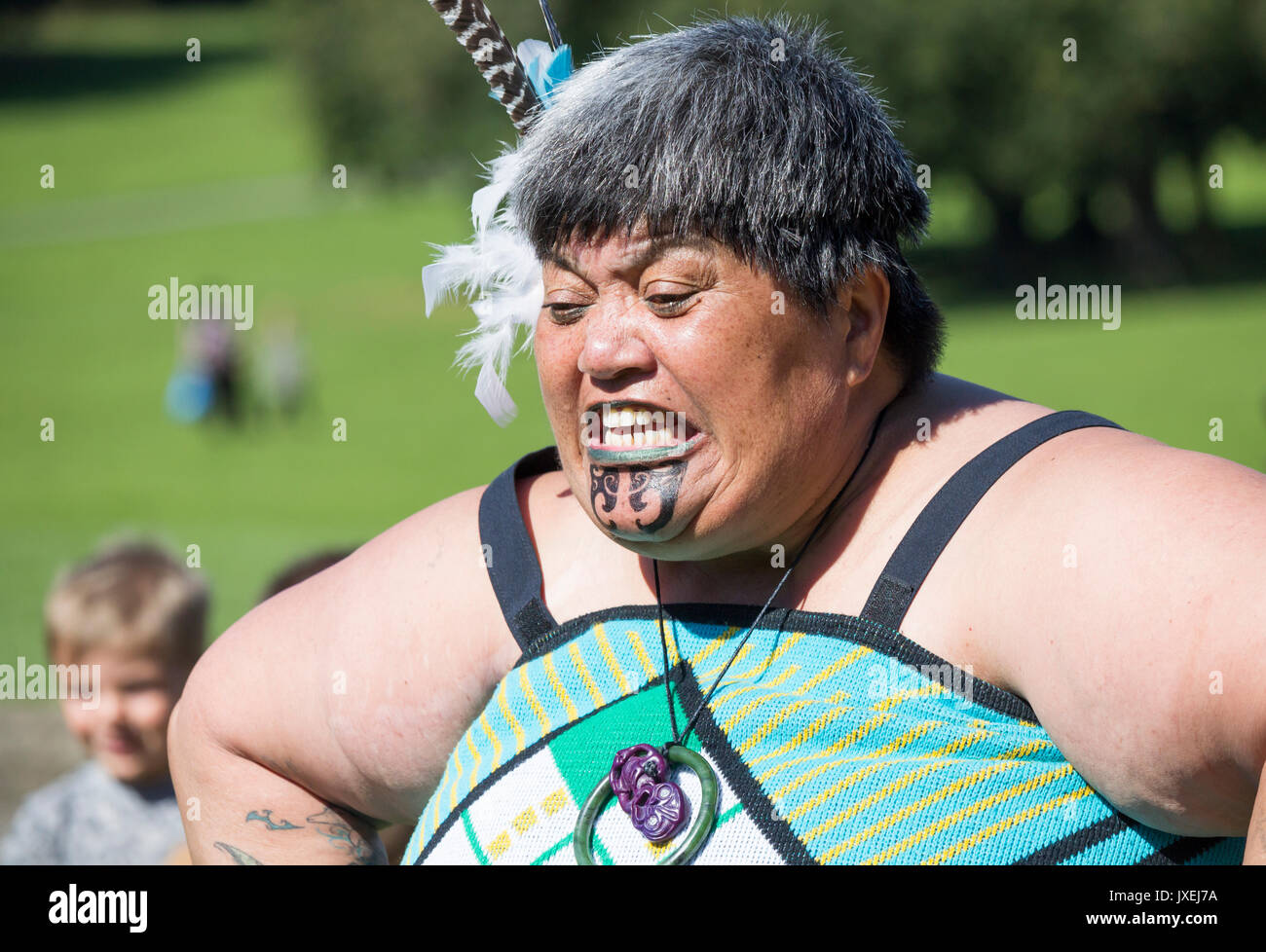 Maori Tänzer aus Neuseeland Durchführung der Haka in Billingham internationale Folklore Festival. Großbritannien Stockfoto