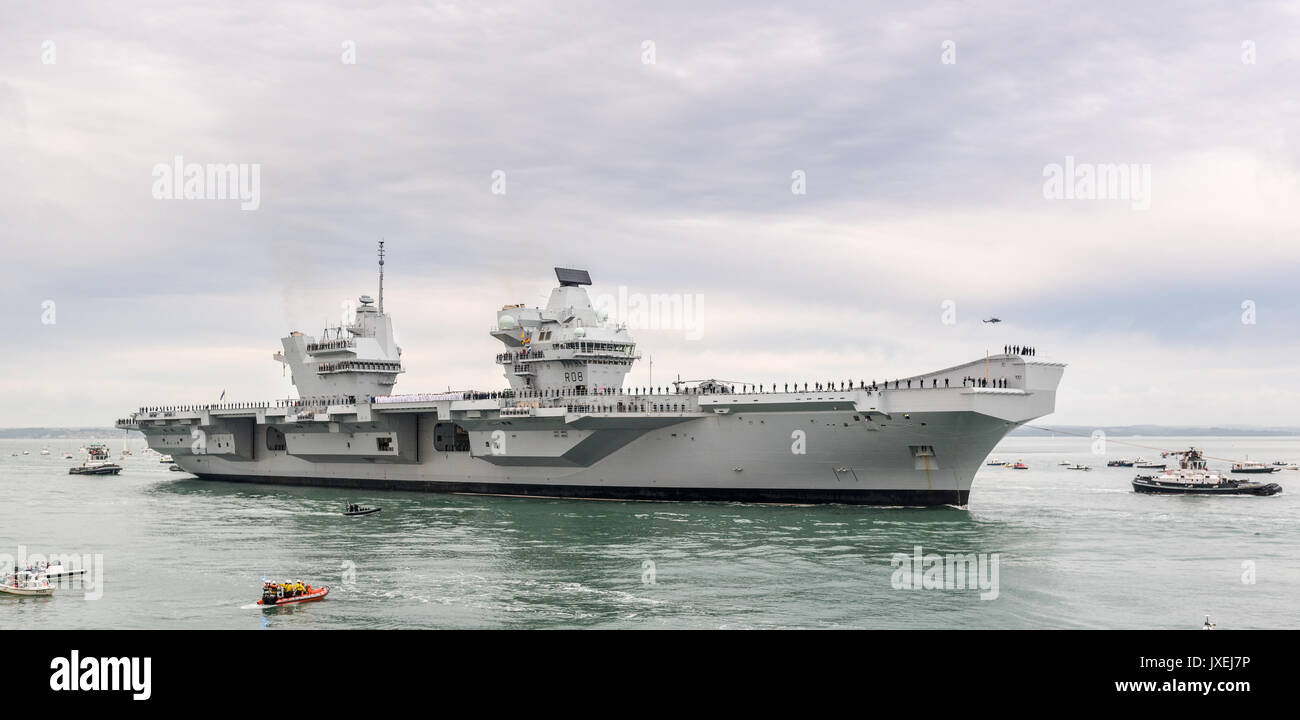 Portsmouth, Großbritannien. 16 Aug, 2017. HMS Queen Elizabeth Vorbereiten der Portsmouth Harbour Credit: Vernon Nash/Alamy Leben Nachrichten eingeben Stockfoto