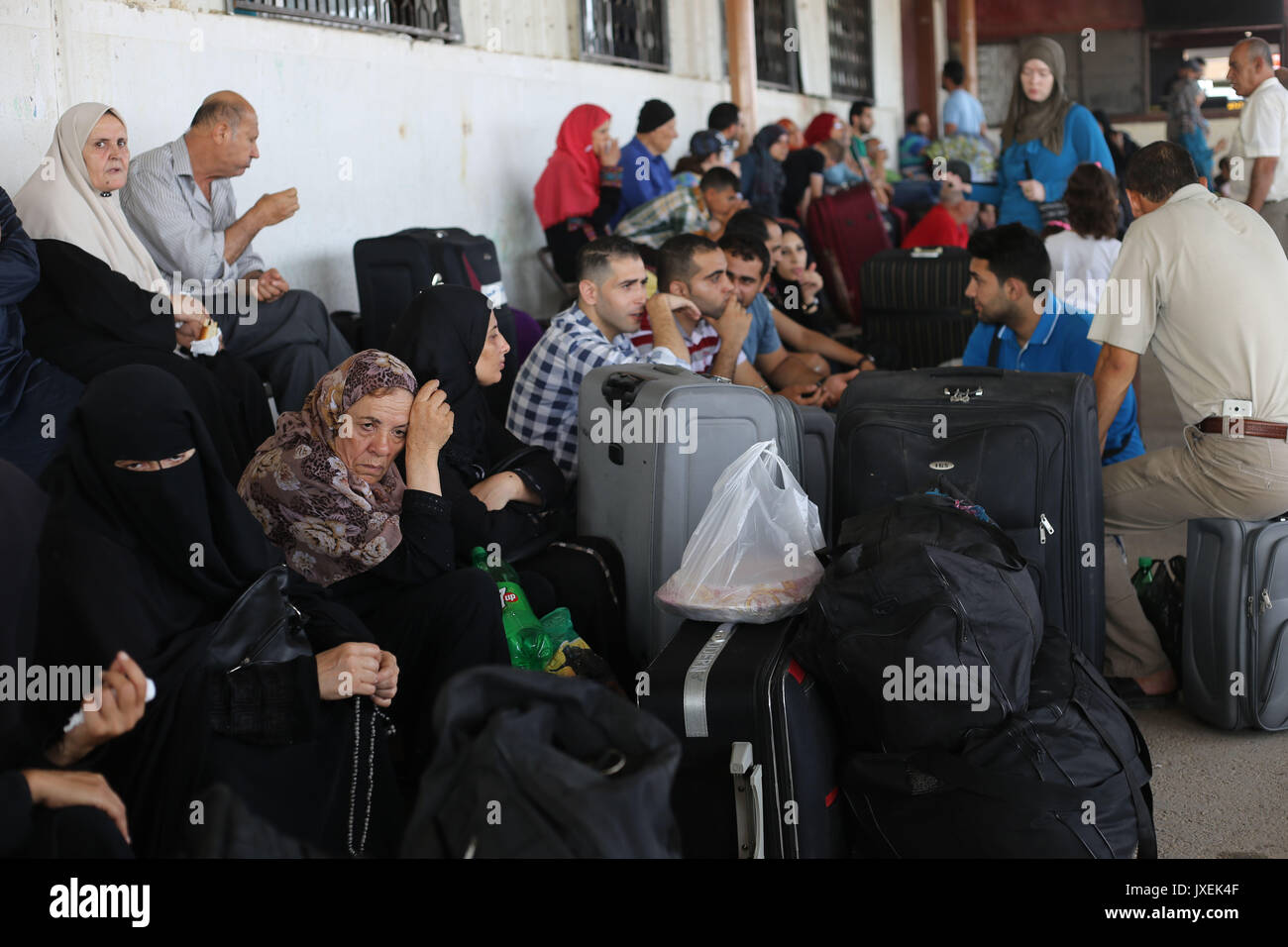 (170816) - GAZA, Aug 16, 2017 (Xinhua) - die Palästinenser warten für Reisegenehmigungen in Ägypten durch den Grenzübergang Rafah im südlichen Gazastreifen am 12.08.16, 2017, zu überqueren. (Xinhua / Khaled Omar) (jmmn) Stockfoto