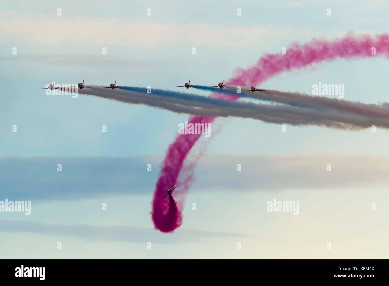 Dorchester, Dorset, Großbritannien. 16 Aug, 2017. Die RAF Red Arrows ihre akrobatischen Anzeige über den Badeort Weymouth in Dorset auf die Städte Karneval Tag. Photo Credit: Graham Jagd-/Alamy leben Nachrichten Stockfoto