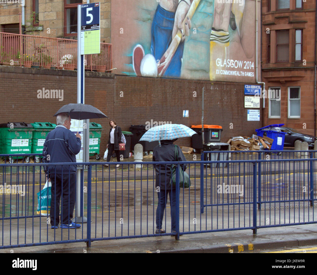 Glasgow, Schottland, Großbritannien. 16 Aug, 2017. Regen in Glasgows Partick bus station als Touristen entdecken Sie die Tatsache, dass es die regenreichste Stadt in Großbritannien. Gerard Fähre / alamy Nachrichten Stockfoto