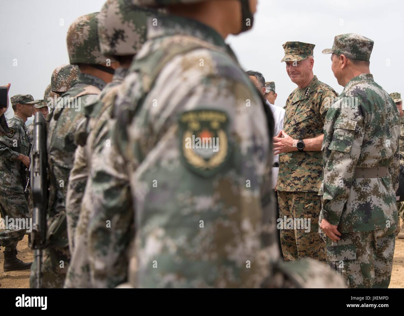 Haichung, China. 16 Aug, 2017. Us-Generalstabschefs General Joseph Dunford, Mitte, spricht mit chinesischen Soldaten neben Volksbefreiungsarmee Gen. Song Puxuan, rechts, an der Chinesischen Northern Theater Armee Kraft Haichung Camp August 16, in Haichung, China 2017. Dunford erklärte die chinesische Führung, dass die USA hoffen, den diplomatischen und wirtschaftlichen Druck wäre Nordkorea überzeugen, sein Atomprogramm zu beenden, sondern es wurde auch die Vorbereitung der militärischen Optionen. Credit: Planetpix/Alamy leben Nachrichten Stockfoto