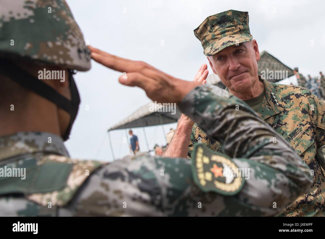 Haichung, China. 16 Aug, 2017. Us-Generalstabschefs General Joseph Dunford, Mitte, begrüßt einen chinesischen Soldaten vor einem Angriff Übung an der Chinesischen Northern Theater Armee Kraft Haichung Camp August 16, 2017 in Haichung, China. Dunford erklärte die chinesische Führung, dass die USA hoffen, den diplomatischen und wirtschaftlichen Druck wäre Nordkorea überzeugen, sein Atomprogramm zu beenden, sondern es wurde auch die Vorbereitung der militärischen Optionen. Credit: Planetpix/Alamy leben Nachrichten Stockfoto
