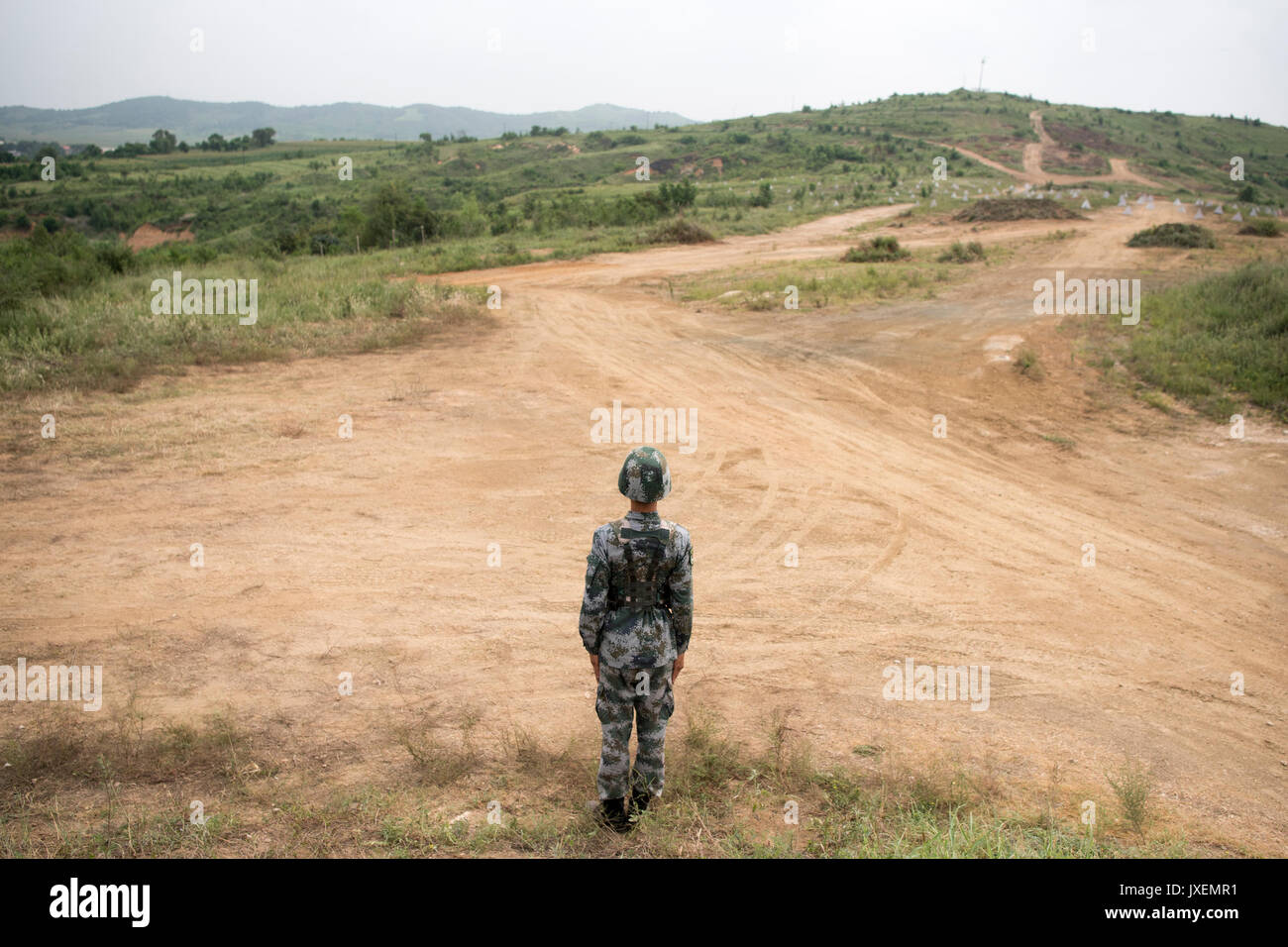 Haichung, China. 16 Aug, 2017. Eine chinesische Volksbefreiungsarmee Soldat steht Wache in der Nähe des VIP-Beobachter stand während eines Angriffs Übung an der Chinesischen Northern Theater Armee Kraft Haichung Camp August 16, 2017 in Haichung, China. Die übung war für den Besuch der US-Generalstabschefs General Joseph Dunford. Credit: Planetpix/Alamy leben Nachrichten Stockfoto