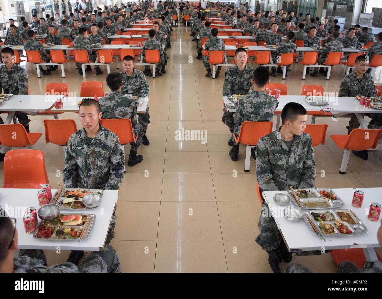 Haichung, China. 16 Aug, 2017. Der chinesischen Volksbefreiungsarmee Soldaten während Chaos an der Chinesischen Northern Theater Armee Kraft Haichung Camp August 16, 2017 in Haichung, China. Die übung war für den Besuch der US-Generalstabschefs General Joseph Dunford. Credit: Planetpix/Alamy leben Nachrichten Stockfoto