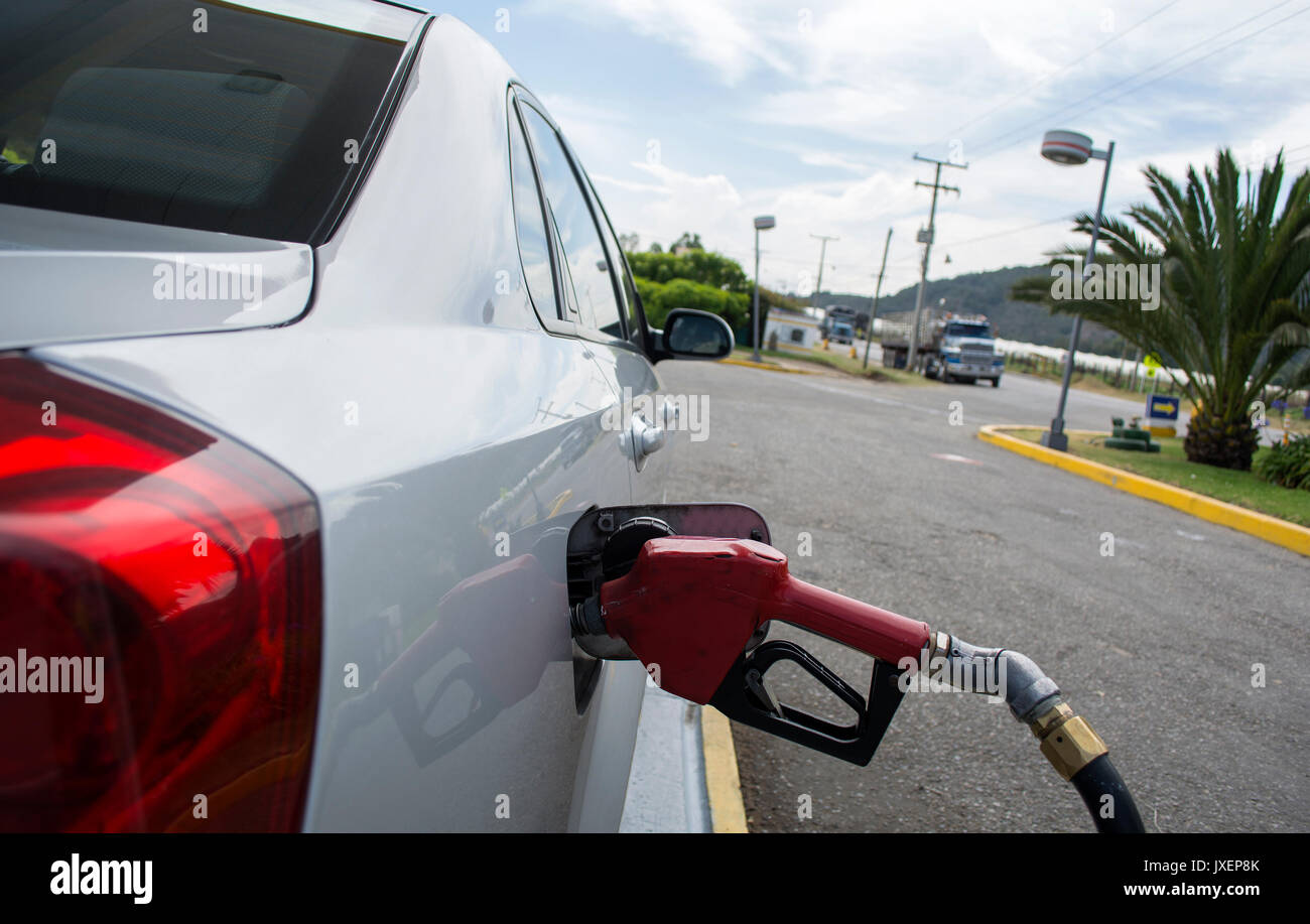 Transport und Ownership Konzept - Pumpen Benzin im Auto an der Tankstelle. Stockfoto
