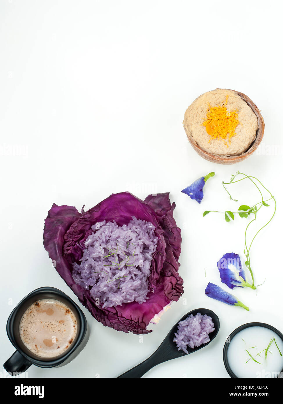 Blauen Erbse klebriger Reis thailändische Vanillesauce mit Kokosmilch thailändisches Dessert Asian Food Styling isoliert auf weißem Stockfoto