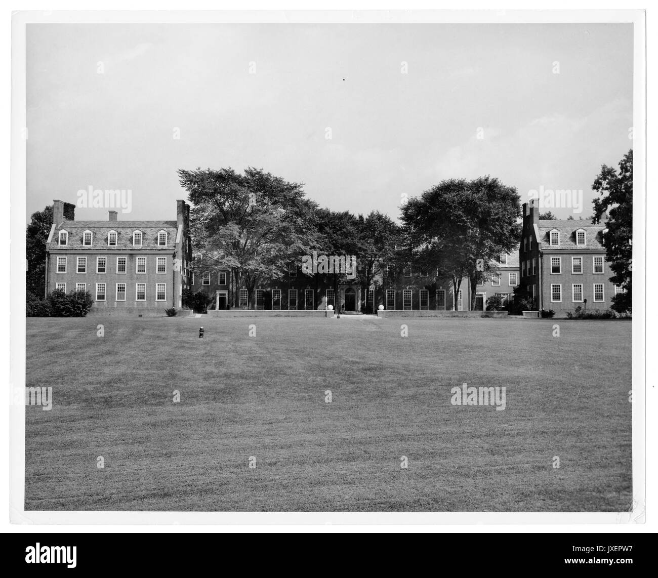 Alumni Memorial Residenzen II AMR II, Memorial Schlafsaal, aus dem Westen Rasen, 1950 fotografiert. Stockfoto