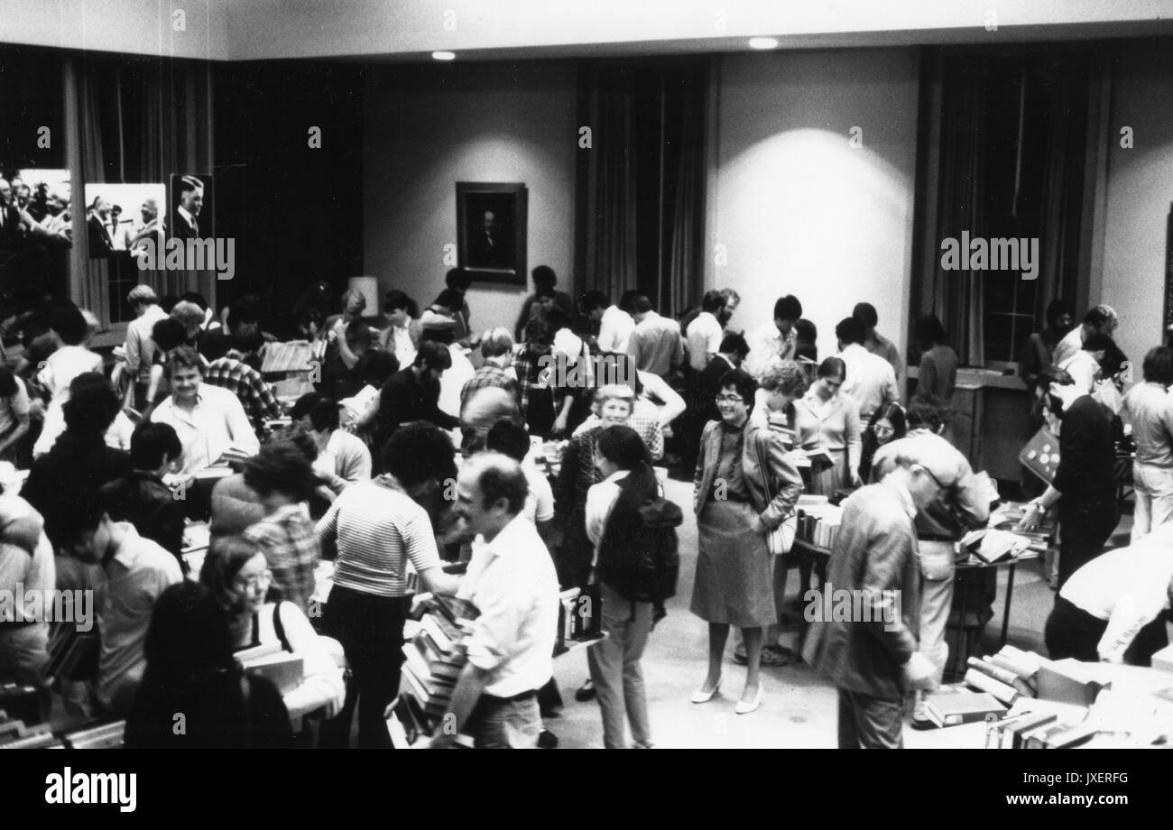 MSE-Bibliothek, 20 Jahr Jubiläum MSE-Bibliothek, 20 Jahr Jubiläum Feier Gäste, 1984. Stockfoto