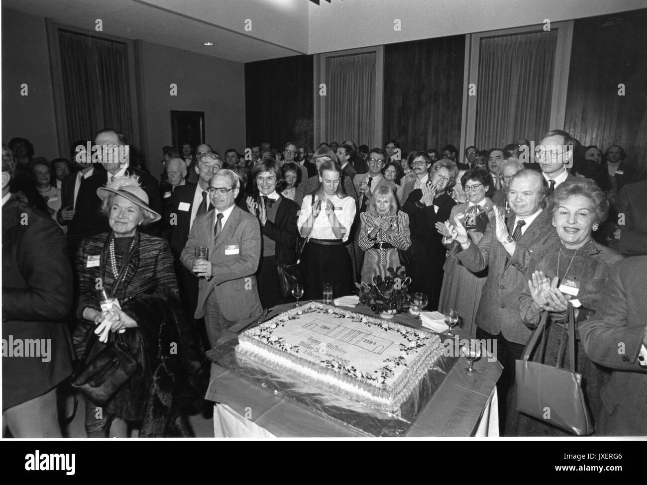 MSE-Bibliothek, 20 Jahr Jubiläum MSE-Bibliothek, 20 Jahre party, Gäste und Feier Kuchen, 1984. Stockfoto
