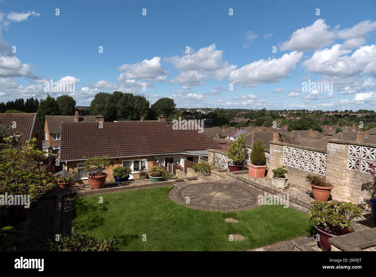 Einen Überblick über ein Bungalow in den späten 50er Jahren von der obersten Stufe einer angehobenen Garten gebaut, Solihull Birmingham GROSSBRITANNIEN Stockfoto