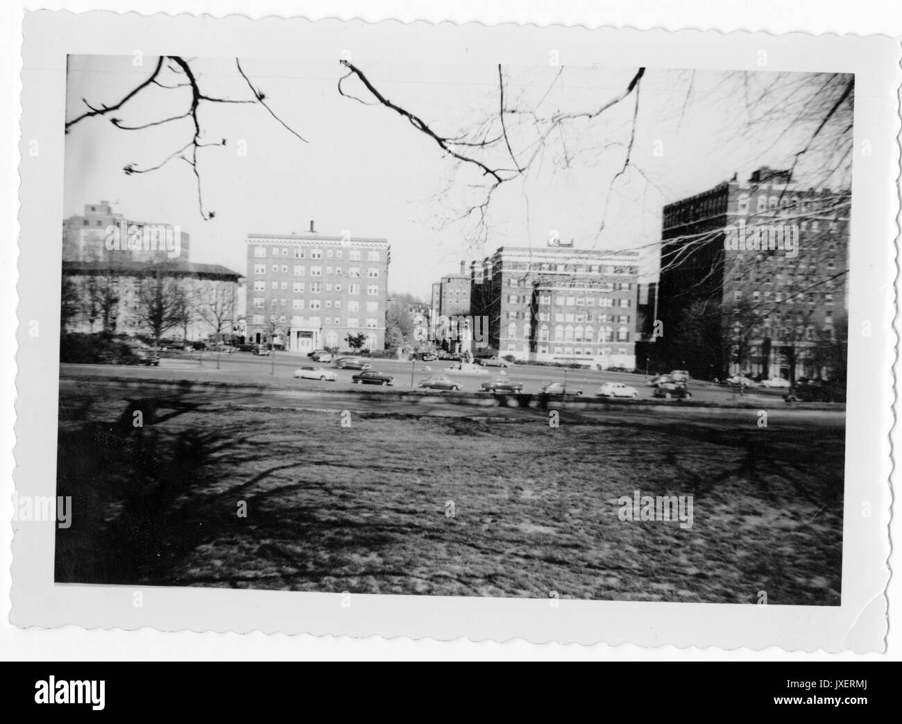 Campus Ansichten, Homewood Apartments Gebäude entlang der Charles Street mit Blick auf die Schüssel am Hopkins, 1951. Stockfoto