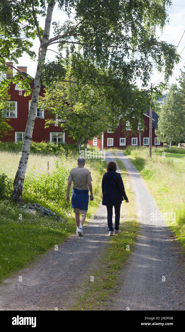 Älteres Ehepaar auf einen Spaziergang in der Natur 2017 Stockfoto