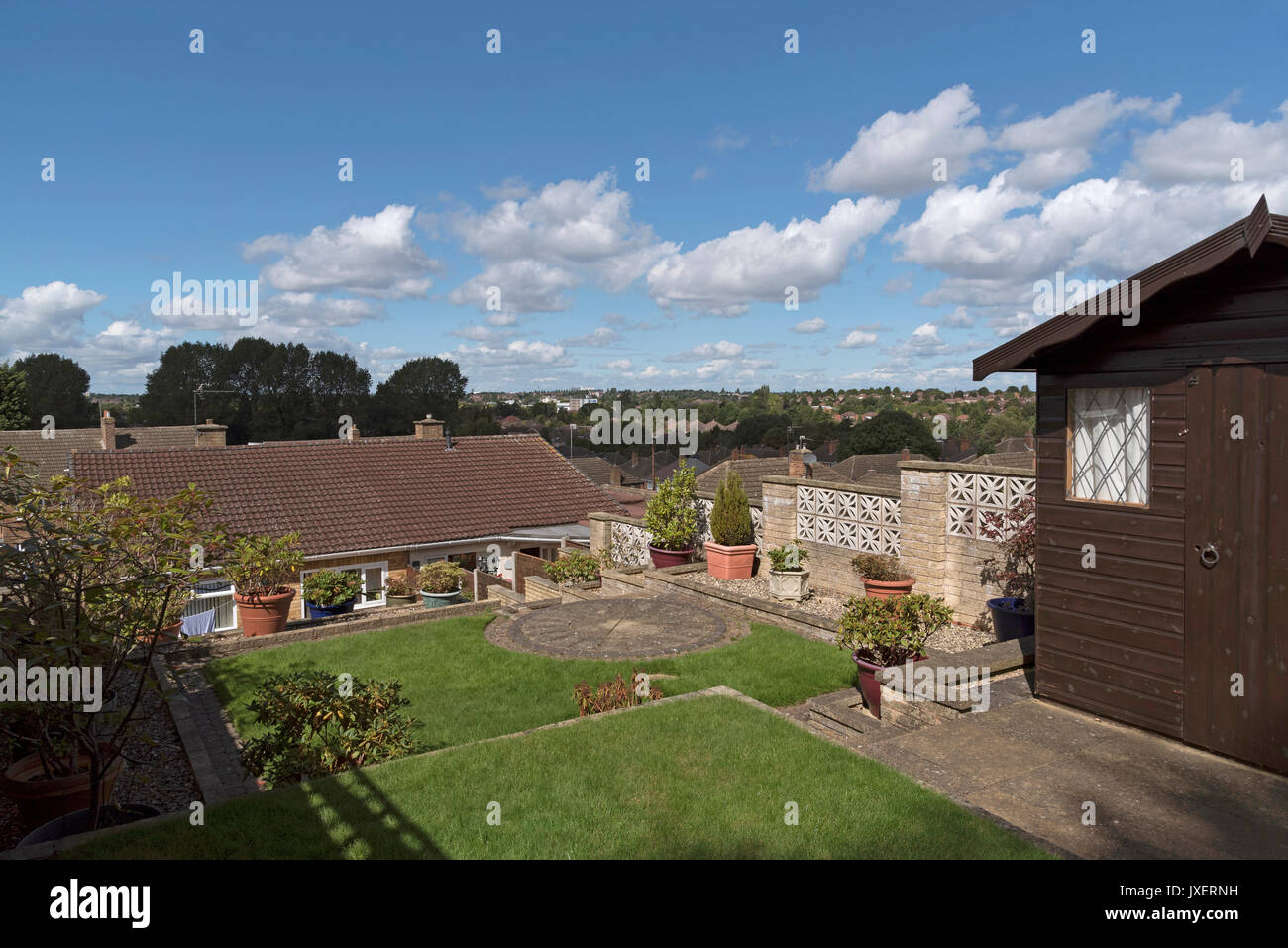 Einen Überblick über ein Bungalow in den späten 50er Jahren von der obersten Stufe einer angehobenen Garten gebaut, Solihull Birmingham GROSSBRITANNIEN Stockfoto