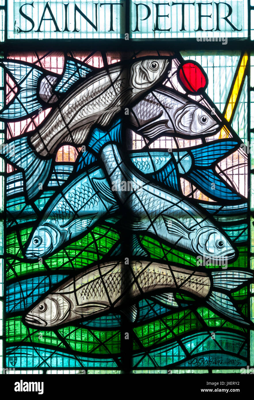 2005 David Griffiths Kirchenfenster in St. Peter und St. Paul Dymchurch enthält Fisch in einem Netz. Erinnert an langjährigen Glöckner Tom Miller. Stockfoto