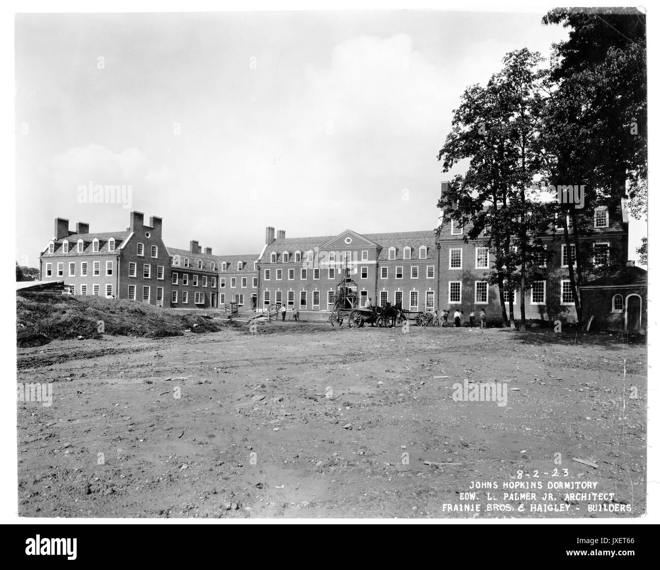 Alumni Memorial Residenzen AMR nach Osten, Männer, von denen einige Arbeit mit Pferden und Wagen sind, sind dabei einige Groundskeeping sowie Beendigung der Haupteingang, 1923. Stockfoto