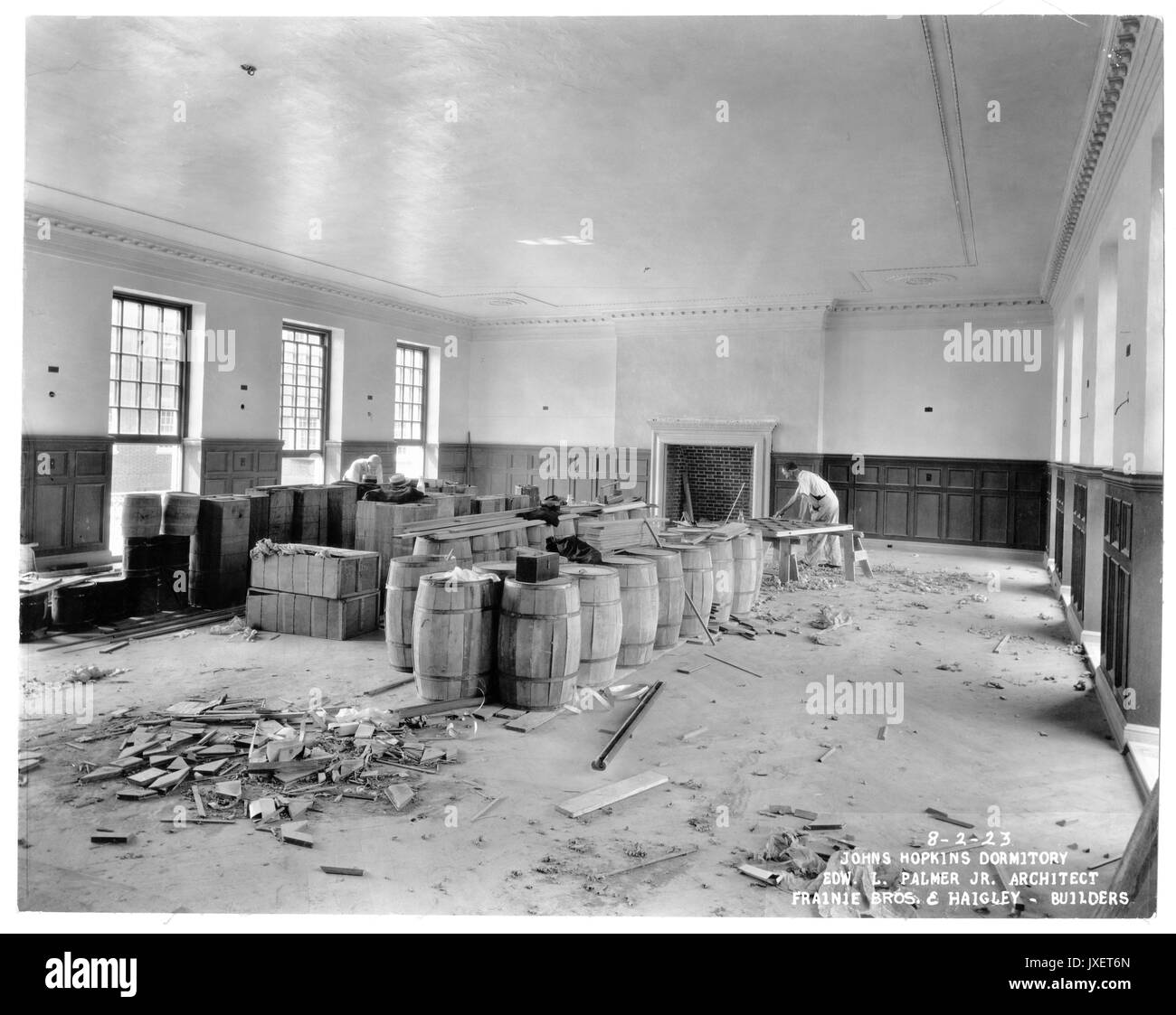 Alumni Memorial Residenzen Innenraum der AMR, unbekannter Zimmer, zwei Männer, Holzarbeiten, Zimmer mit Stuck und Holz Platten bis zur Stuhl Schiene, 1923. Stockfoto