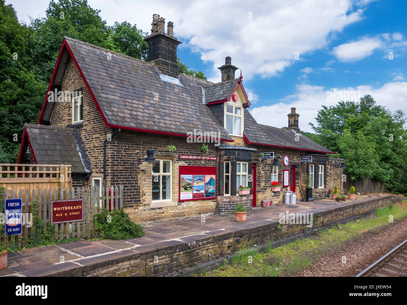 Traditionelle alte Bahnhof, Brockholes, Holme Valley, in der Nähe von Hereford, West Yorkshire, UK Stockfoto