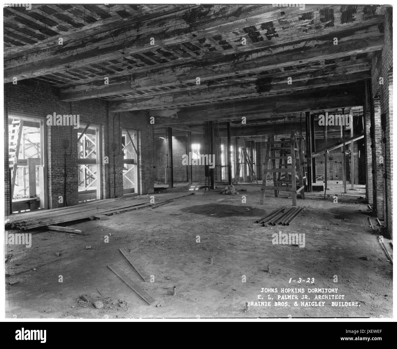 Alumni Memorial Residenzen Innere Aufnahme gemacht, vielleicht der erste Etage, Verlegen von Rohren auf dem Boden und die Drähte hängen an den unvollendeten Decke, 1923. Stockfoto