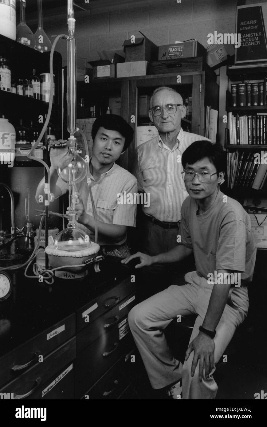 Emil Weiss, Seunguk Paik, Zhen, Shan Chemie Emil weiss und zwei seiner Chemie Studenten werden in einem Labor, 1991. Stockfoto