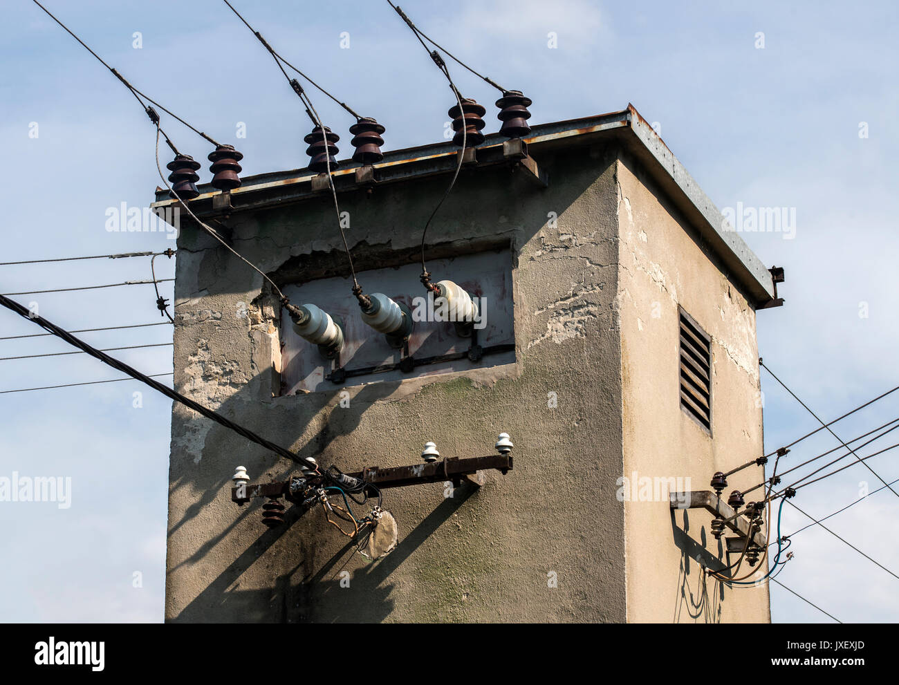 Kleine Netztrafo Turm mit elektrischen Leitungen Stockfoto