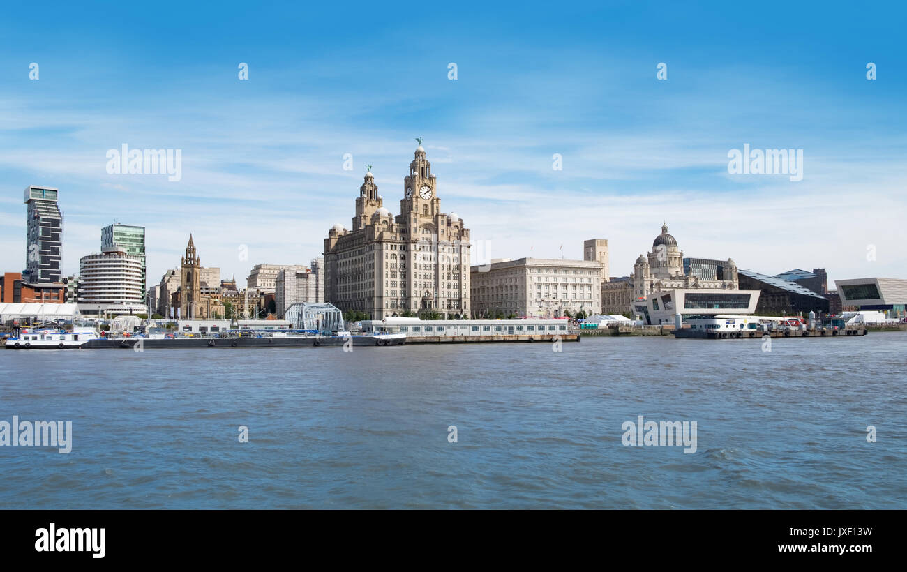 Liverpool Hafen Und Die Skyline Stockfotografie Alamy
