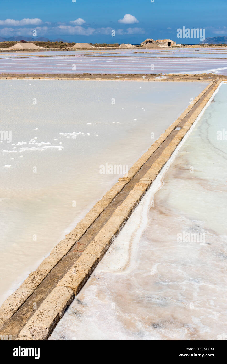 Salinen mit Salz produziert durch Verdampfung von Meerwasser Culcasi, südlich von Trapani, an der Westküste von Sizilien, Italien. Stockfoto