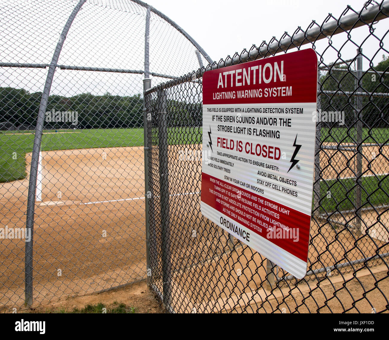 Ein Blitz warning system Zeichen an einem baseballfeld Stockfoto