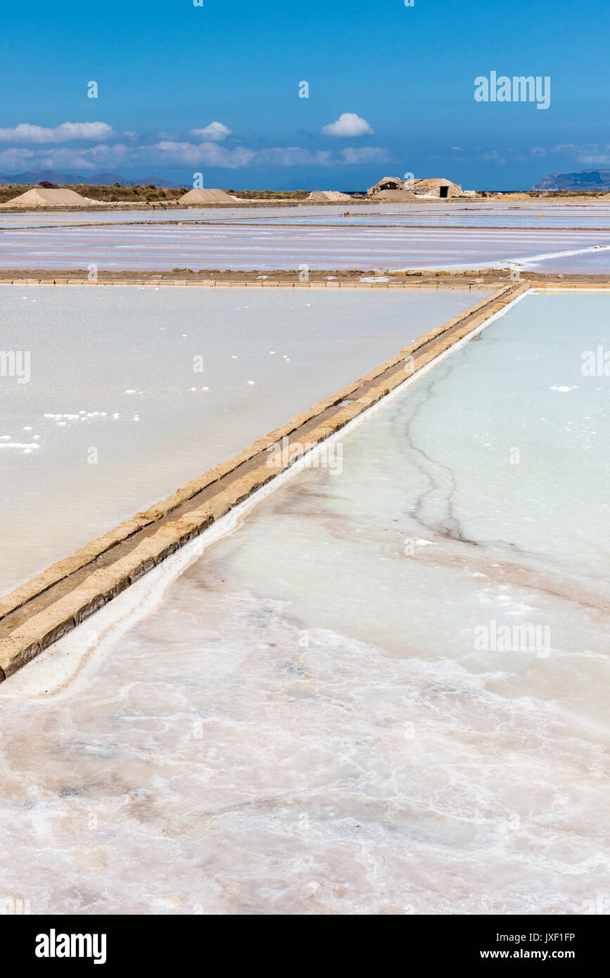 Salinen mit Salz produziert durch Verdampfung von Meerwasser Culcasi, südlich von Trapani, an der Westküste von Sizilien, Italien. Stockfoto