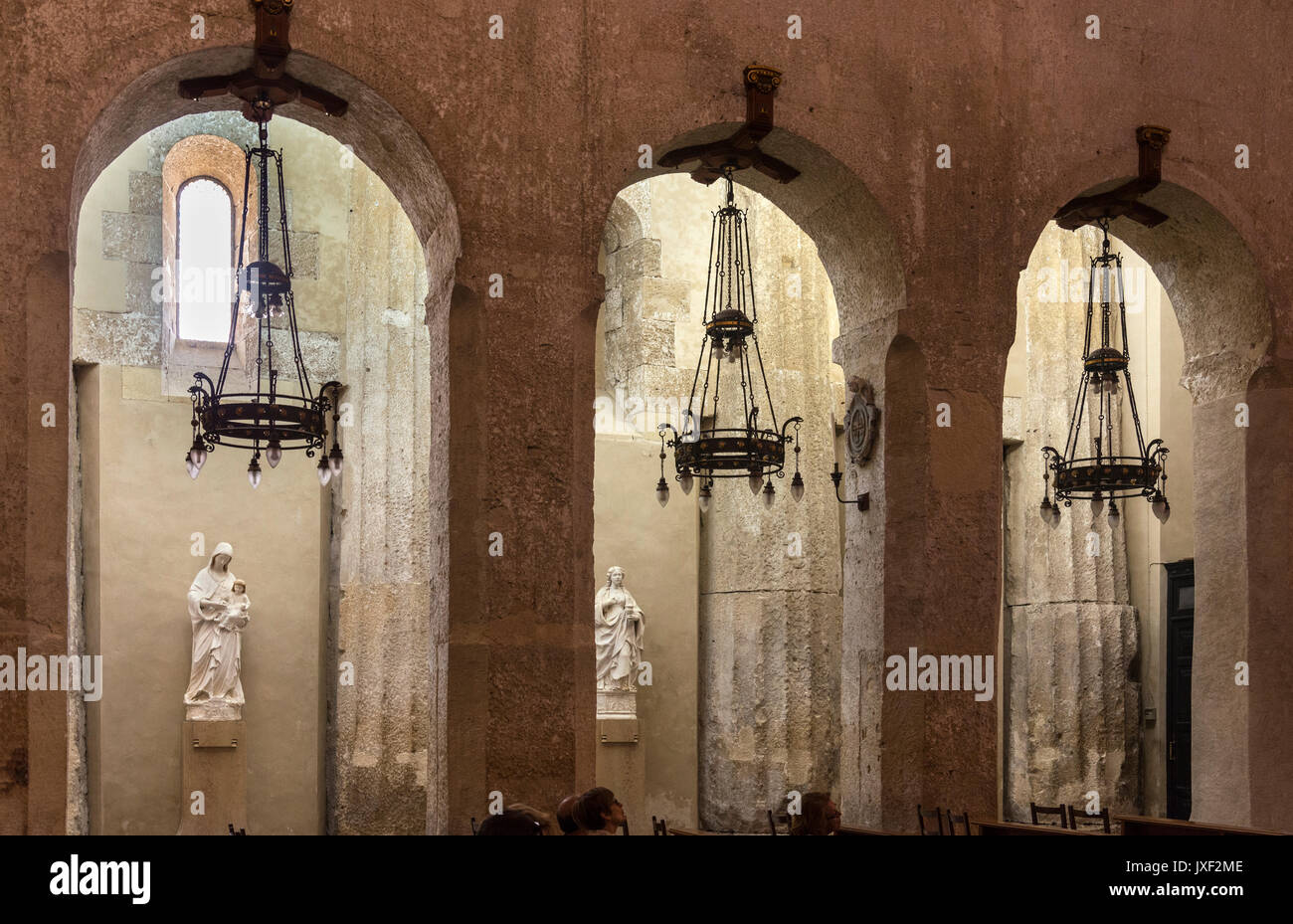 Interieur von Syrakus Duomo mit dorischen Säulen aus der ursprünglichen antiken griechischen Tempel, Sizilien, Italien. Stockfoto