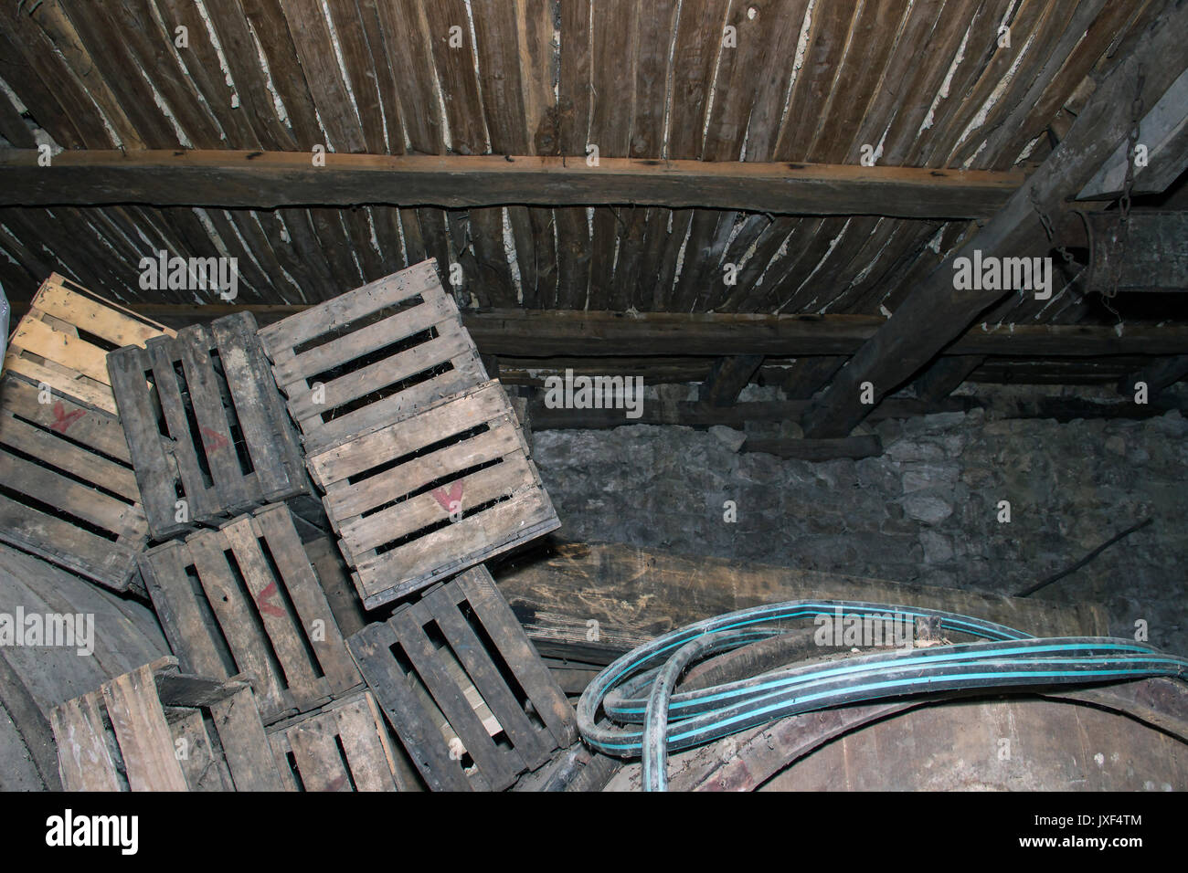 Auf dem Land, in den Osten Serbien - alten hölzernen Weinfass und andere Geräte in einem Weinkeller Stockfoto