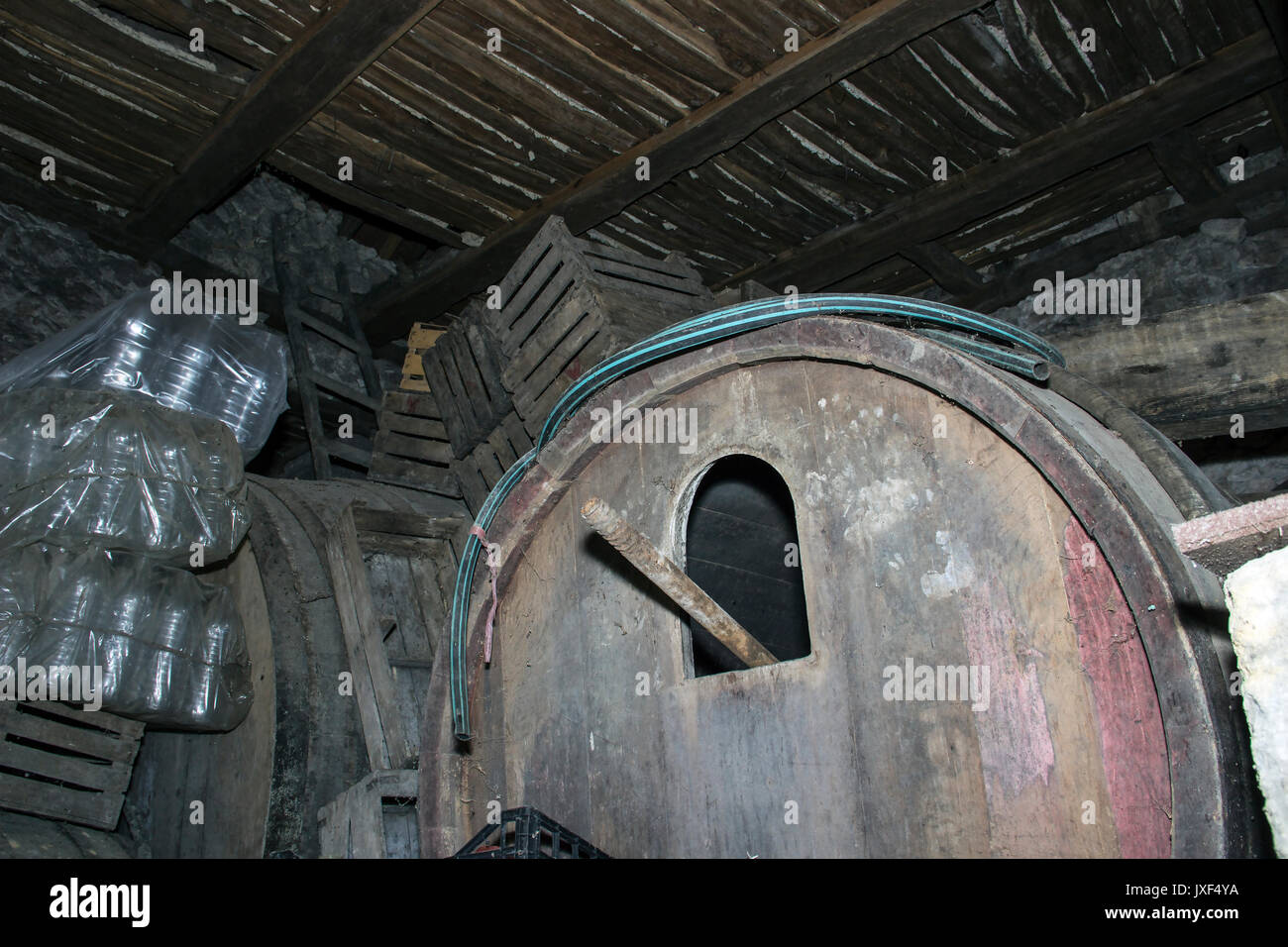 Auf dem Land, in den Osten Serbien - alten hölzernen Weinfass und andere Geräte in einem Weinkeller Stockfoto