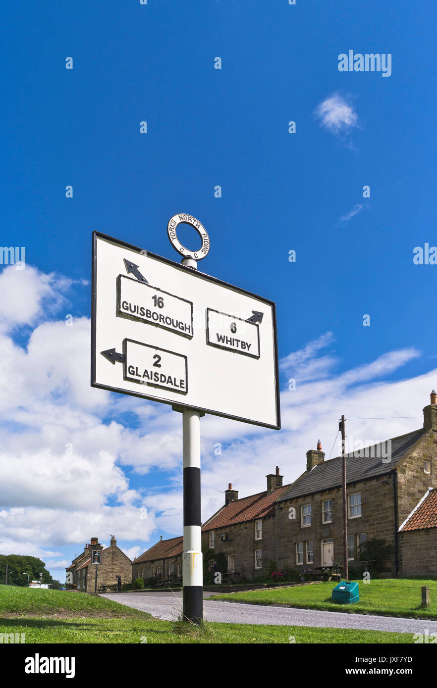 dh Egton North Riding ESK VALLEY NORTH YORKSHIRE Old Road Signs Yorkshire Zeichen Richtungen Milage Roads uk york Moors Stockfoto